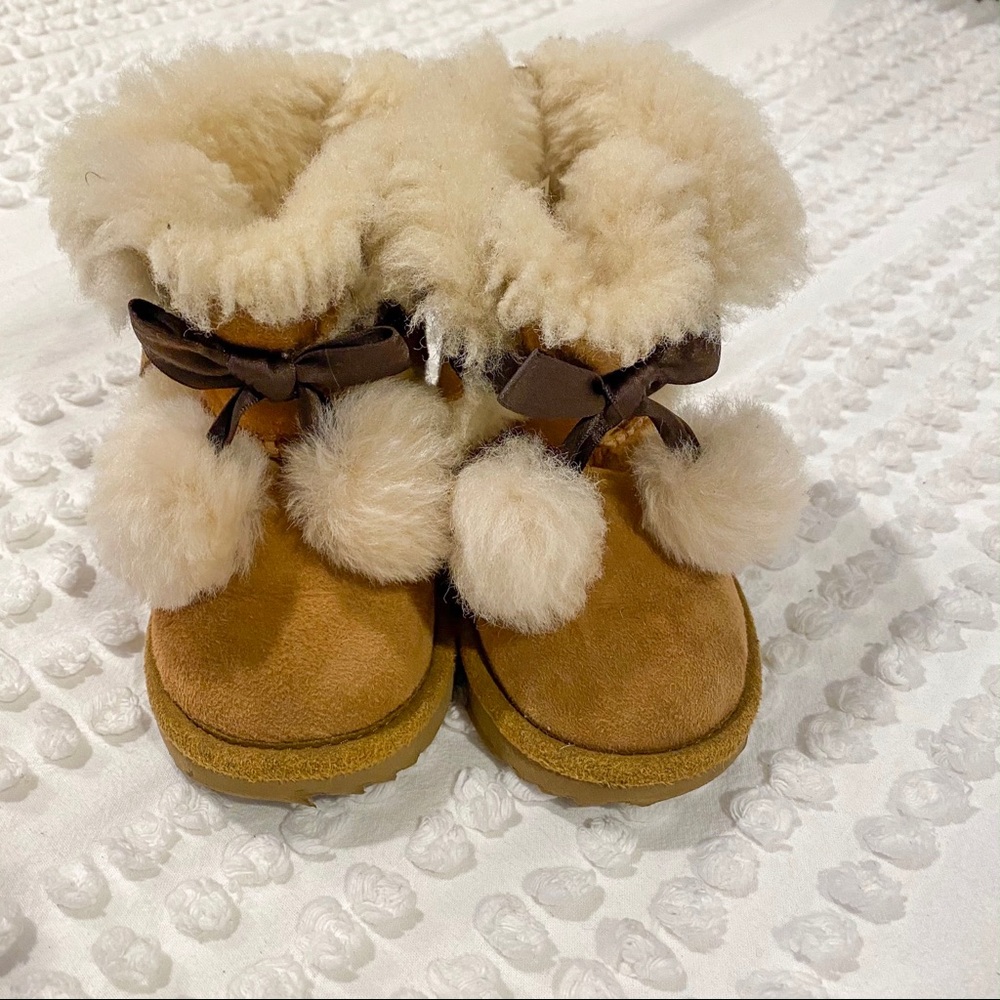 UGG Gita Pom Pom boots Toddler 8 EUC